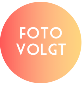 een cirkel met een kleurverloop van roze naar geel met de tekst: Foto volgt.